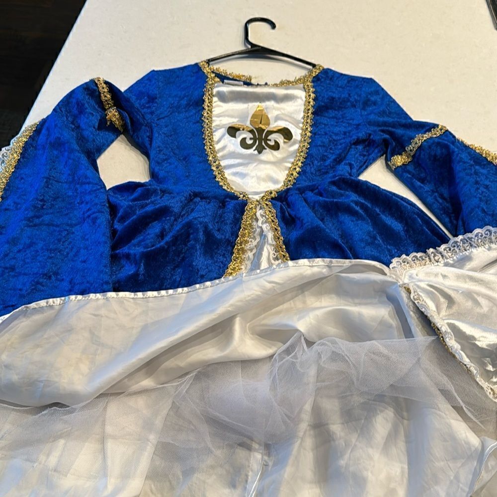 Wishcraft women’s costume size 15, see measurements logo in front needs tape.